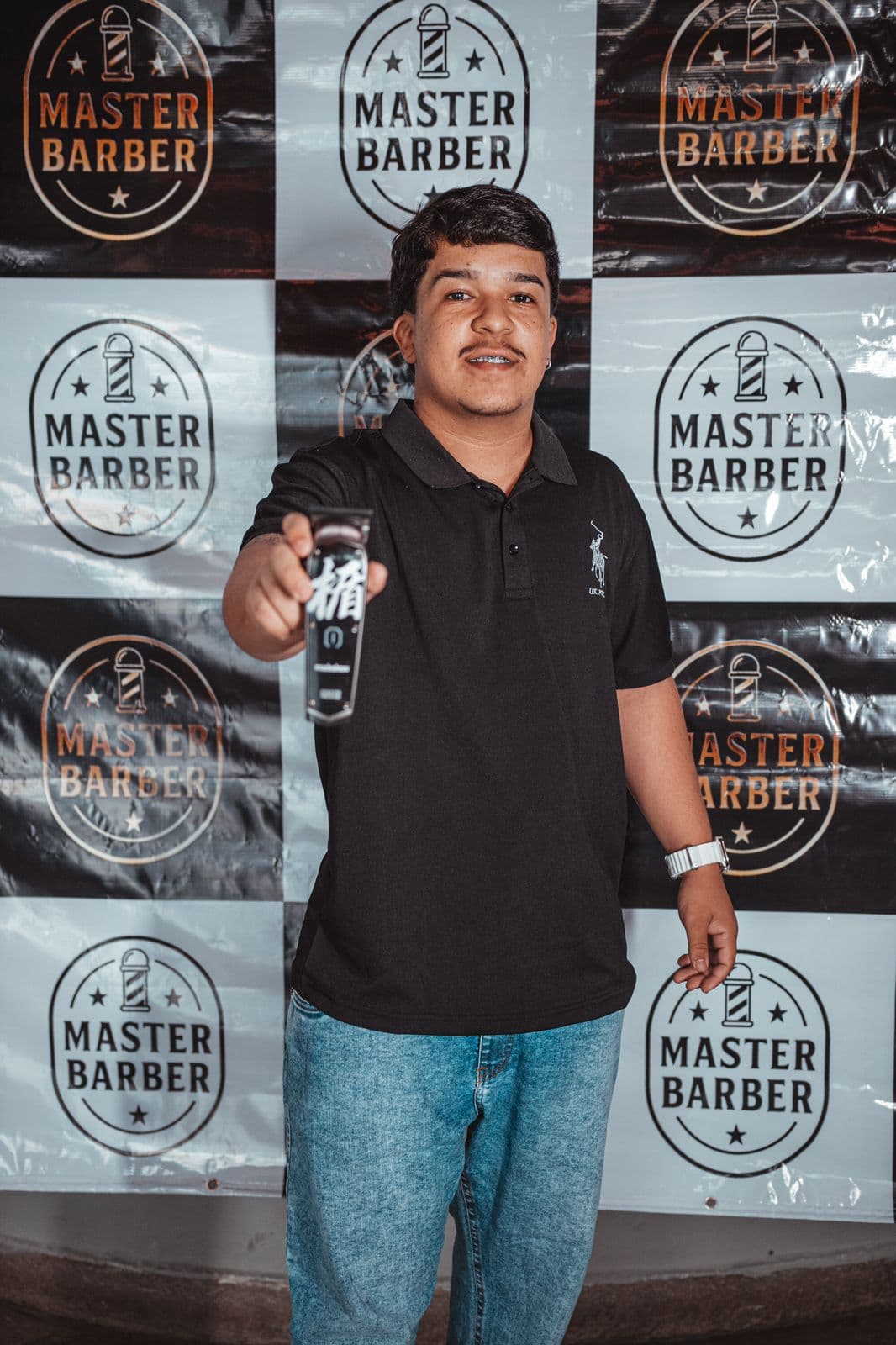 Barbeiro 𝑇ℎ𝑎𝑦𝑙𝑙𝑒